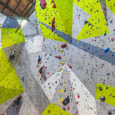Boulder versus lezecká stěna: 3 věci, které musíte vědět