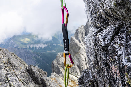 Karabiny, kotvy, spojky, kladky